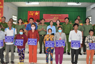 Trao vốn, phương tiện sản xuất cho hộ nghèo vùng căn cứ cách mạng ở Bạc Liêu