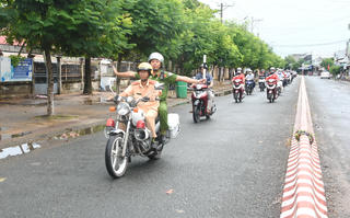 Lễ phát động học sinh nghiêm chỉnh chấp hành pháp luật về an toàn giao thông ở Cà Mau