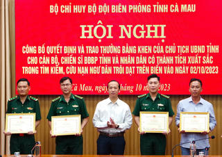 Tặng Bằng khen cho Bộ đội Biên phòng Cà Mau cứu vớt thuyền viên bị chìm tàu trên biển