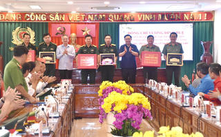 Chủ tịch Quốc hội Vương Đình Huệ chúc Tết lực lượng vũ trang tỉnh Bạc Liêu