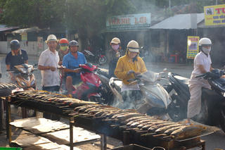 Người dân Bạc Liêu mua heo quay, cá lóc nướng… ngày vía Thần Tài