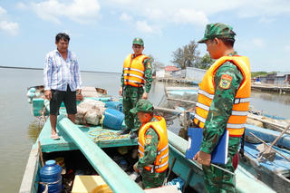 Bắt giữ các phương tiện sử dụng kích điện khai thác thủy sản trái phép ở Cà Mau