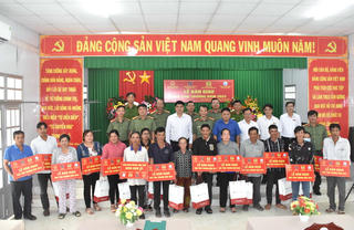 Hình ảnh đẹp về người chiến sĩ Công an trong lòng Nhân dân