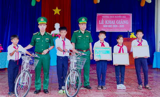 BĐBP tỉnh Cà Mau đồng hành cùng các em học sinh khu vực biên giới đến trường