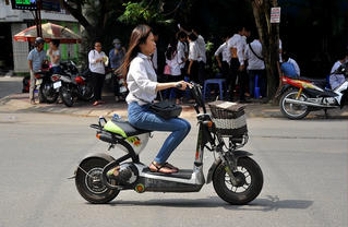 Hà Nội: Xe máy điện “náo loạn” trên phố 