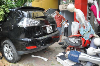 Xe “điên” đâm vào cửa hàng trên đường, cả phố náo loạn