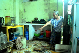 Hàng chục hộ dân ở tập thể B5 - Giảng Võ phải ăn ngủ cùng nước thải