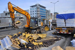 Hơn 50.000 vỏ chai bia đổ vỡ phủ kín mặt đường vành đai trên cao
