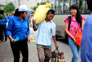 Hàng vạn sĩ tử lỉnh kỉnh đồ đạc "lên kinh ứng thí"
