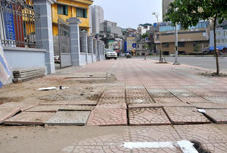 Vỉa hè đường “đắt nhất hành tinh” cũng phải làm lại