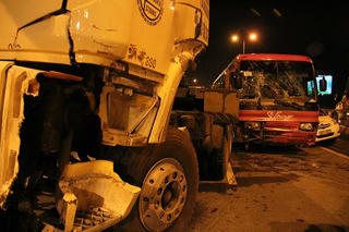 Taxi đón khách giữa đường gây tai nạn liên hoàn