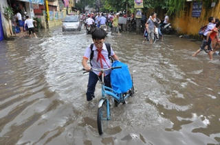 Hà Nội: Mưa lớn, học sinh bì bõm đến trường