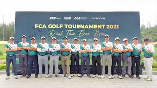 Nhà vô địch giải đấu FCA Golf Tournament 2021 nhận vàng nguyên khối 9999