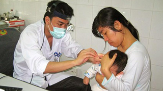 Chủ quan viêm tai giữa, vợ chồng hiếm muộn tí hại con