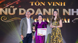 Doanh nhân Dương Bảo Hạnh vinh dự đón nhận chiếc cúp với biểu tượng đặc biệt Nữ doanh nhân Sắc Tâm Tài 2022