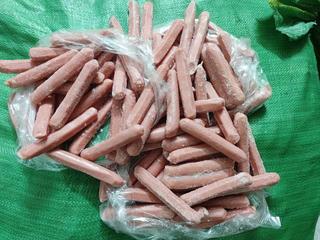 Lào Cai: Thu giữ 1.500 hộp kẹo mút và 400 kg xúc xích đông lạnh