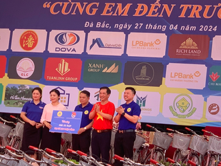 Chương trình thiện nguyện “cùng em đến trường” tại huyện Đà Bắc, tỉnh Hòa Bình