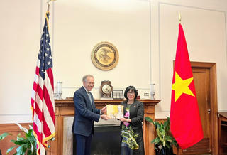 Tiếp tục thúc đẩy hơn nữa hợp tác pháp luật và tư pháp, hợp tác đào tạo luật với các đối tác Hoa Kỳ