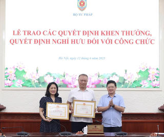 Bộ Tư pháp trao Quyết định khen thưởng, Quyết định nghỉ hưu cho các công chức