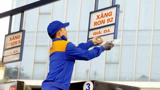 Giá xăng giảm hơn 2.000 đồng/lít