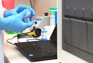 Công ty Mỹ phát triển bộ xét nghiệm virus corona nhanh trong 45 phút