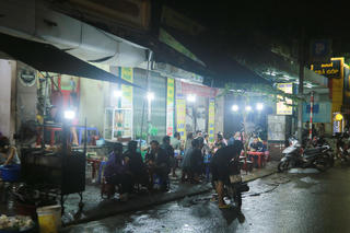 Dân vẫn tụ tập đông người dù dịch COVID-19 đang "có nguy cơ lây lan cao"