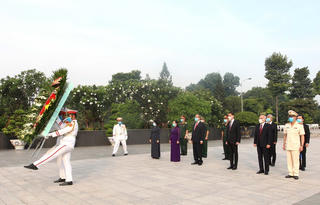 Dâng hương tưởng niệm các anh hùng liệt sĩ Nhân kỷ niệm 45 năm Ngày Giải phóng miền Nam, thống nhất đất nước 