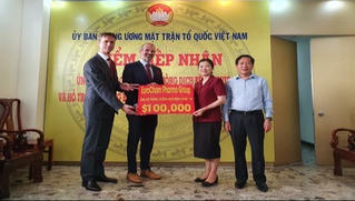 Tiếp nhận 100.000 USD do Pharma Group ủng hộ phòng, chống COVID-19