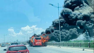 Xe khách giường nằm bốc cháy ngùn ngụt giữa trưa tại Thanh Hóa