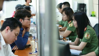 Lo dân bị "làm khó", đại biểu Quốc hội đề nghị chưa bỏ sổ hộ khẩu trước ngày 31/12/2022