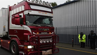 Vụ 39 người Việt chết trong xe container tại Anh: 23 phút sau khi phát hiện thi thể, lái xe mới báo cảnh sát