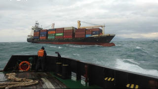 Cứu hộ thành công tàu container Biendong Trader