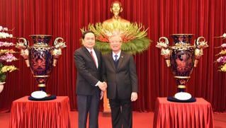 Tiếp nhận Cúp Lạc Hồng do Ủy ban Trung ương MTTQ Việt Nam tặng Đại hội XIII của Đảng 