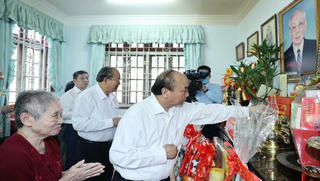 Thủ tướng dâng hương tưởng nhớ các đồng chí nguyên lãnh đạo đã từ trần