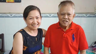 'Vua nhạc sến' Vinh Sử U80 thích đeo vàng, sống vui dù ung thư di căn