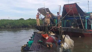 Cứu ngư dân gặp nạn ôm can nhựa trôi trên biển 