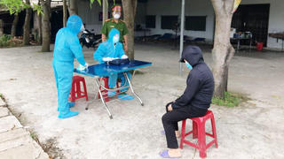 Vác xe đạp băng đồng lội ruộng trốn chốt kiểm dịch