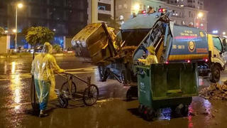 Hơn 200 công nhân môi trường đình công vì bị nợ lương