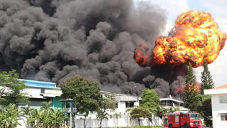 Hàng chục tiếng nổ lớn trong đám cháy tại khu công nghiệp ở TP Biên Hòa