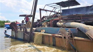 Tạm giữ 02 ghe bơm hút cát trái phép trên sông