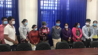 Bắt nhóm người đánh “bài cào” trong mùa dịch