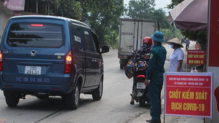 Hà Nội lập 22 chốt kiểm soát phương tiện kết hợp test nhanh COVID-19