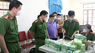 Bắt kẻ găm “hàng nóng” trong người vận chuyển số lượng lớn ma túy
