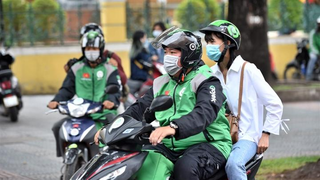 Hà Nội chính thức dừng hoạt động 'xe ôm công nghệ', shipper giao hàng 