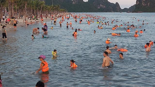 Tiềm ẩn nguy cơ lây nhiễm cộng đồng từ những "biển người"