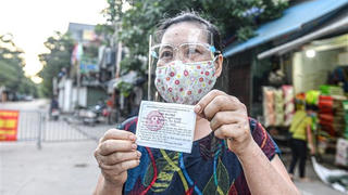 Lần đầu tiên người dân Hà Nội có "thẻ đi chợ", "thẻ lao động"