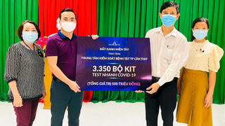 Đất Xanh Miền Tây trao tặng vật tư y tế chống dịch cho Cần Thơ