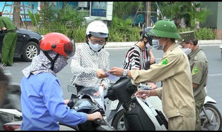 Người dân chỉ cần trình giấy tờ tùy thân và giấy đi đường khi lưu thông