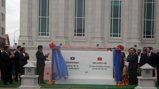 Việt Nam tặng công trình ‘4 nhất’ cho Lào