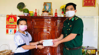 Trao học bổng “Nâng bước em tới trường” cho học sinh nghèo huyện Côn Đảo